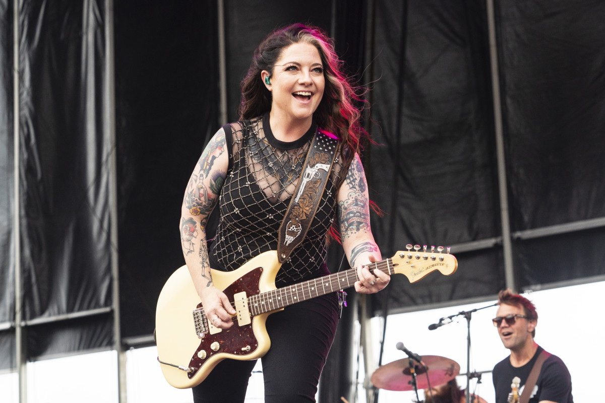 ASHLEY McBRYDE JE ČLENKOU GRAND OLE OPRY