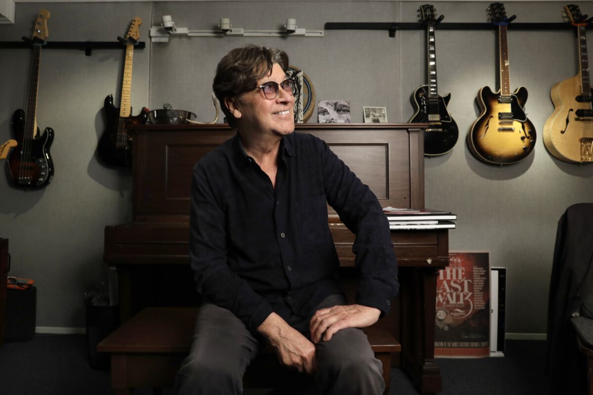 ZEMŘEL ČLEN KAPELY THE BAND ROBBIE ROBERTSON